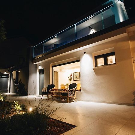 Villa Magna - Seaside Villa With Pool And Sauna Трогир Экстерьер фото