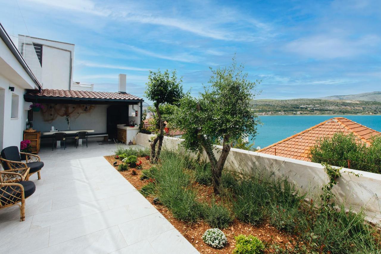 Villa Magna - Seaside Villa With Pool And Sauna Трогир Экстерьер фото